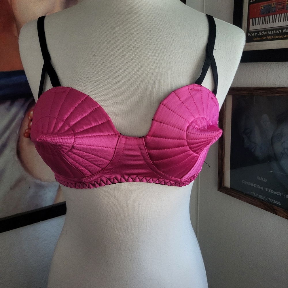 Bettie Page Hot pink bra
